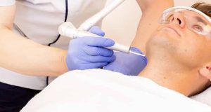 Raukšlių atsiradimo priežastys: nuo odos senėjimo iki raumenų įtampos