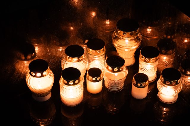 ELTA5088081 Vilnius, 2024 m. Lapkričio 1 d. (ELTA). Visų šventųjų diena, Lapkričio 1-oji kapinėse. 2024.11.01 18:00:27. Ervin Rauluševičius (ELTA)