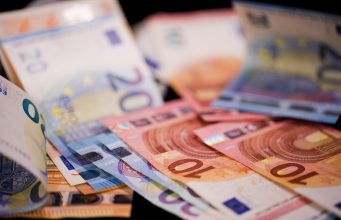 Sukčiai pinigus išviliojo melagingai skelbdami apie greitą uždarbį, fiktyvius fondus