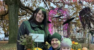 „Šviečiantys moliūgų žibintai” sujungė į kūrybos ir šviesos šventę