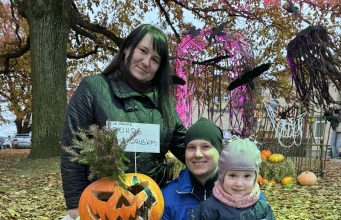 „Šviečiantys moliūgų žibintai” sujungė į kūrybos ir šviesos šventę