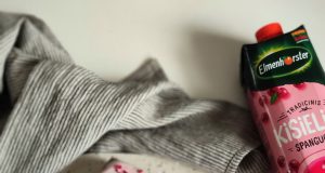 Maisto tinklaraštininkė pasidalino nekepto kisieliaus pyrago receptu