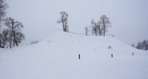 Ukmergės piliakalnis nesaugus – draudžiama čiuožinėti ir laipioti
