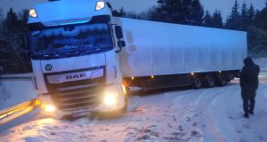 Slidus kelias: ryte vilkikas nuslydo nuo kelio ir užblokavo eismą