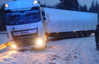 Slidus kelias: ryte vilkikas nuslydo nuo kelio ir užblokavo eismą