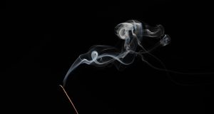 Smilkalai ir ezoterika šiandien: kodėl vis daugiau žmonių renkasi sąmoningus ritualus