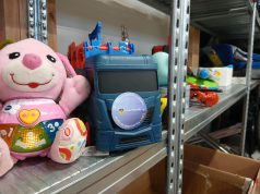 Daiktų dalijimosi stotelėse „DĖK’ui“ kviečia aukoti Ukrainai