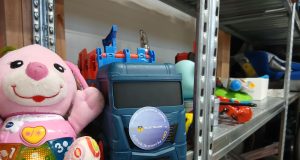 Daiktų dalijimosi stotelėse „DĖK’ui“ kviečia aukoti Ukrainai