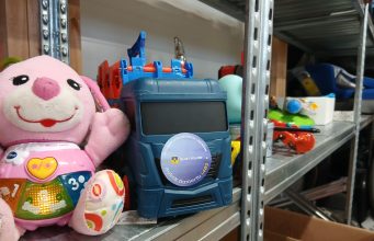 Daiktų dalijimosi stotelėse „DĖK’ui“ kviečia aukoti Ukrainai