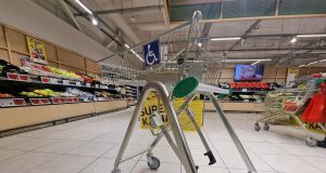 Naujovė „Iki“ parduotuvėse – specialūs vežimėliai žmonėms su negalia