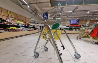 Naujovė „Iki“ parduotuvėse – specialūs vežimėliai žmonėms su negalia
