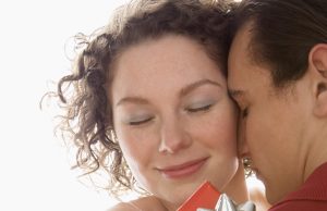 Ką lietuviai iš tikrųjų dovanoja per Valentino dieną: gėlės traukiasi, o kas užima jų vietą?