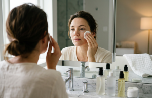 Kaip tinkamai nuvalyti makiažą: klaidos, kurias daro daugelis moterų