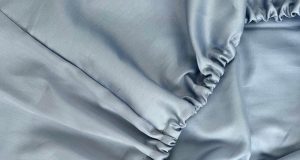 Paklodė su guma – patogus sprendimas kokybiškam miegui