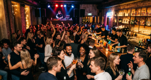 Baro nuoma Klaipėdoje: kaip sukurti renginį, kuris nebūtų tik „susėdimas prie stalo“?