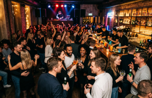 Baro nuoma Klaipėdoje: kaip sukurti renginį, kuris nebūtų tik „susėdimas prie stalo“?