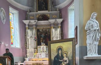 Iškilmingai atvežtas Šiluvos Dievo Motinos su Kūdikiu paveikslas