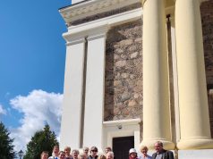 Carito savanoriai tvarkė Ukmergės Šv. apaštalų Petro ir Povilo bažnyčios aplinką