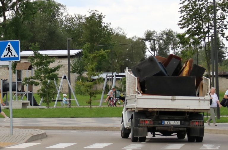 „Baldai išvažiuoja“