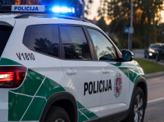 Neblaivus vairuotojas kliudė stovėjusį automobilį ir pasišalino